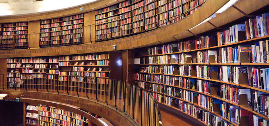 Picture of a library with a lot of book on shelves